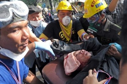 Một cảnh sát Thái Lan đã thiệt mạng, hơn 100 người của hai phe bị thương trong cuộc đụng độ hôm 26/12.