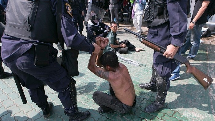Cảnh sát chống bạo động Thái Lan bắt giữ những người biểu tình quá khích trong cuộc đụng độ chết người.