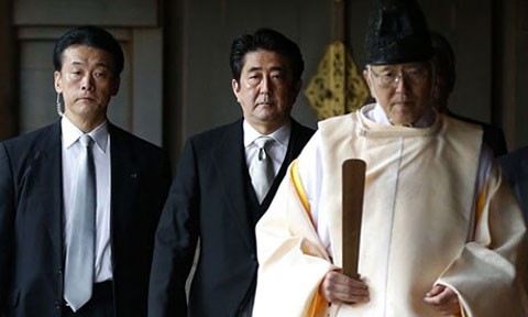 Thủ tướng Shinzo Abe thăm đền Yasukuni.
