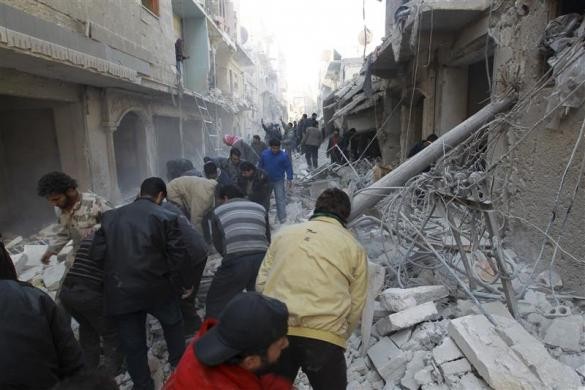 Một đoạn đường đổ sập sau vụ không kích của quân đội Syria tại Aleppo ngày 28/12.