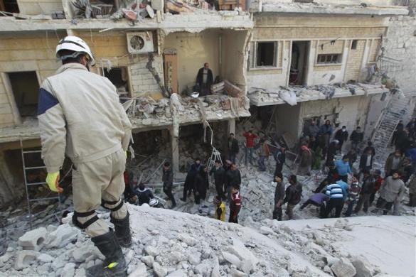 Người Syria tìm kiếm thân nhân dưới những đống đổ nát của vụ tấn công bom thùng.