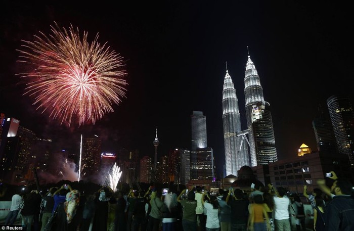 Pháo hoa bung nở gần tháp đôi Petronas, trong lễ kỷ niệm năm mới tại Kuala Lumpur, Malaysia.