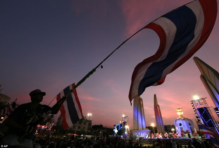 Người biểu tình Thái Lan ăn mừng năm mới tại Đài tưởng niệm Dân chủ ở thủ đô Bangkok.