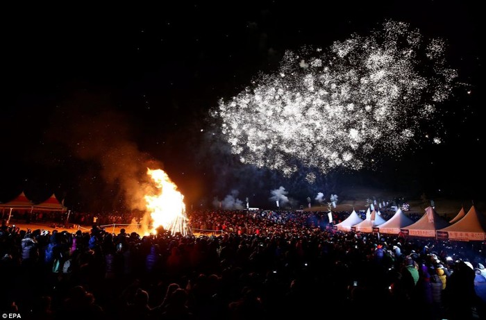 tại Màn bắn pháo hoa trong đêm Giao thừa trong lễ hội tại Sungsan, trên đảo Jeju, Hàn Quốc.