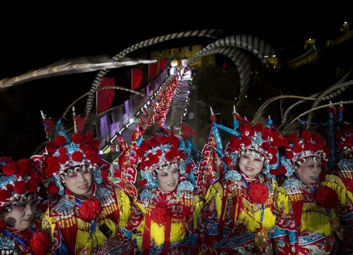 Các nghệ sĩ Trung Quốc tham gia biểu diễn trong đêm Giao thừa.