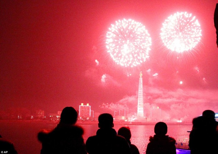 Người Bình Nhưỡng, Triều Tiên xem bắn pháo hoa trong dịp năm mới.