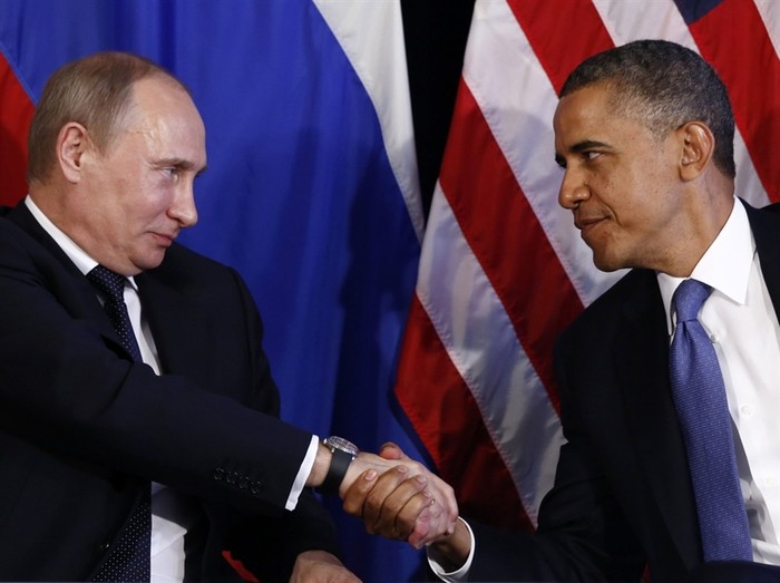 Tổng thống Nga Vladimir Putin (trái) bắt tay Tổng thống Mỹ Barack Obama.