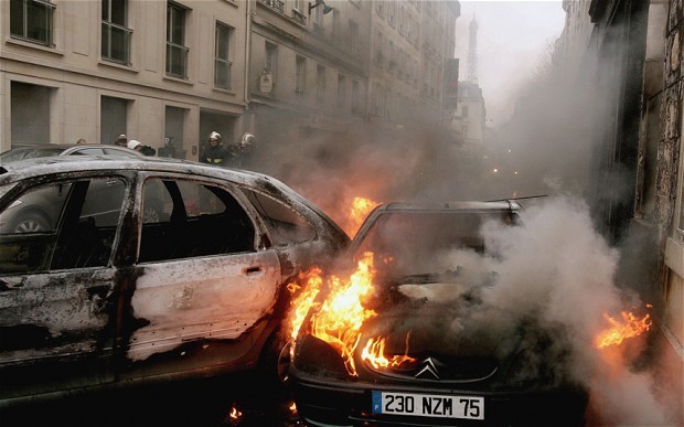 Người Pháp đốt xe hơi ăn mừng năm mới.