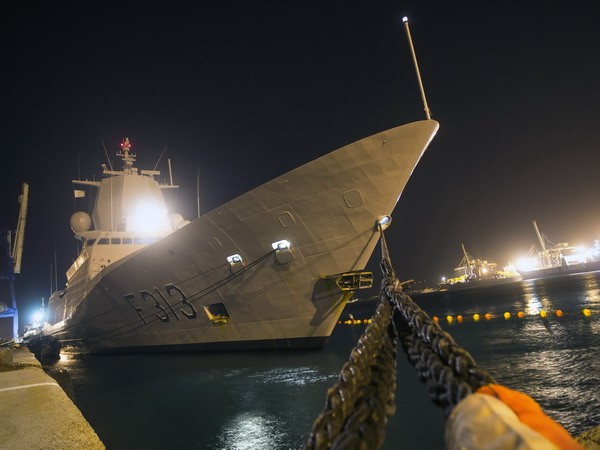 Tàu Helge Ingstad của Na Uy tham gia vận chuyển vũ khí hóa học của Syria đậu tại cảng Limassol.