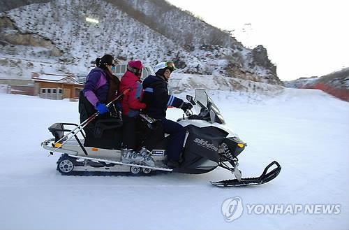 Xe trượt tuyết của Canada được nhìn thấy trên đào Masik, Triều Tiên trong ảnh do KCNA công bố ngày 31.12.2013