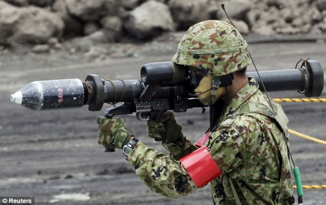 Binh sĩ Nhật Bản tham gia tập trận gần núi Phú Sĩ.