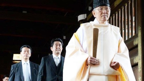 Thủ tướng Abe tới thăm đền Yasukuni hôm 26/12.