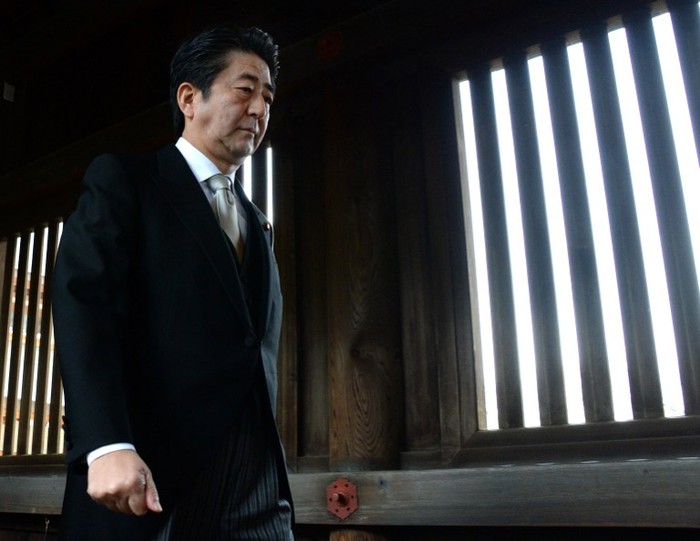 Asahi Shimbun đã lên án chuyến thăm ngôi đền gây tranh cãi của Thủ tướng Abe.