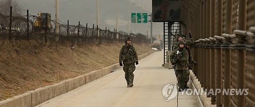 Quân đội Hàn Quốc giám sát dọc biên giới với Triều Tiên trong năm mới 2014.