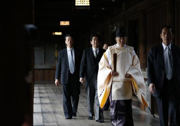 Thủ tướng Nhật Bản Shinzo Abe thăm đền Yasukuni hôm 26/12.