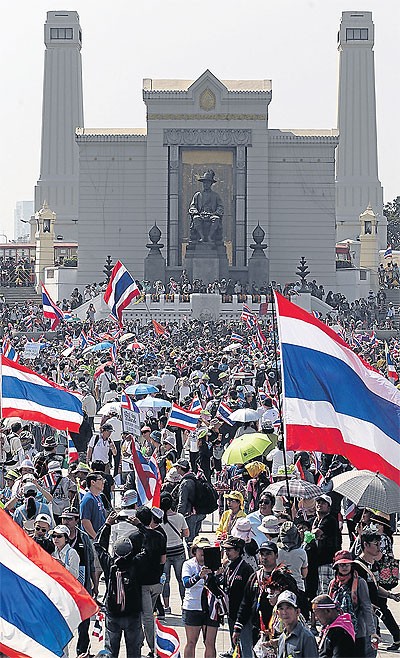 Người biểu tình chống chính phủ Thái Lan diễu hành trên phố ủng hộ kế hoạch đóng cửa chính phủ ngày 13/1.