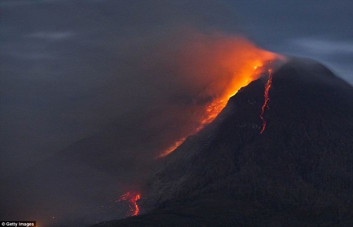 Núi lửa đỏ rực dung nham ở Indonesia.