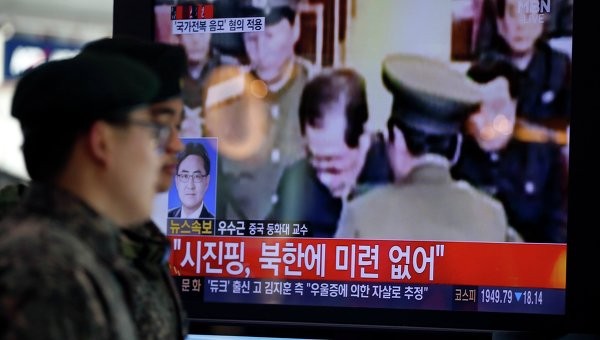 Hình ảnh Jang Songt-thaek tại phiên tòa quân sự đặc biệt trước giờ tử hình được chiếu trong một bản tin ở Hàn Quốc.