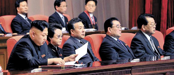 Nhà lãnh đạo Triều Tiên Kim Jong-un (trái) bên cạnh người cô ruột Kim Kyong-hui.