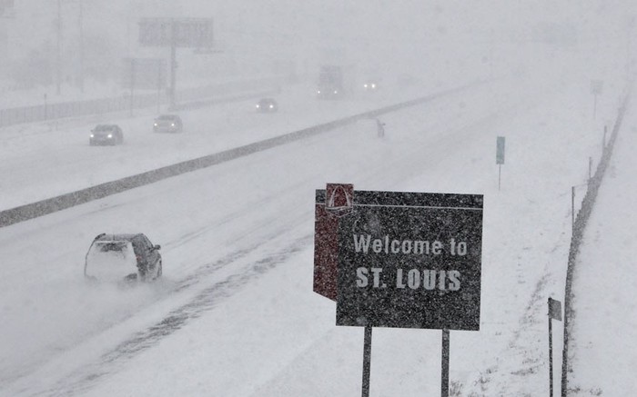 Tuyết trắng khiến tầm nhìn trên đường cao tốc ở St. Louis giảm mạnh.