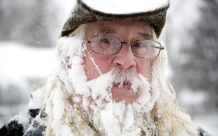 Lee Tuttle, 66 tuổi, với chòm râu trắng thêm vì tuyết ở Michigan.