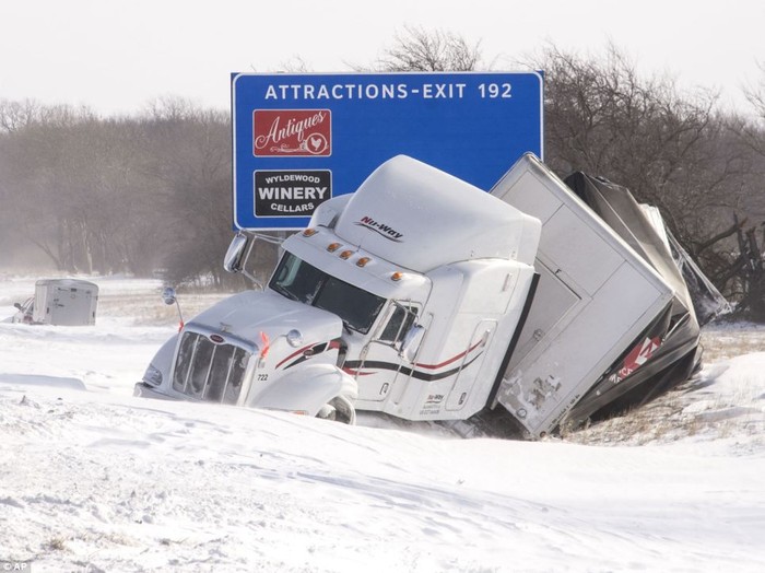Xe tải gặp nạn do tuyết rơi dầy.