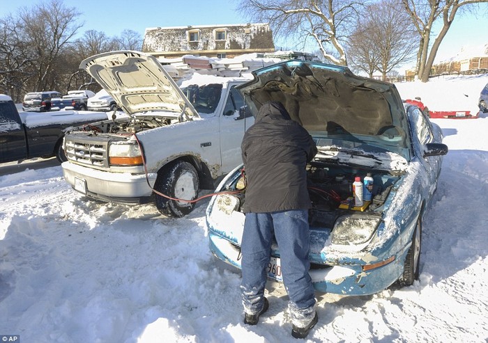 Nhiều người gặp khó khăn khi khởi động xe vì tuyết lạnh.