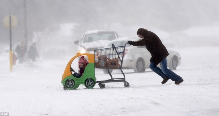 Một phụ nữ vội vã đẩy con gái tới bãi đậu xe của siêu thị ở Michigan.