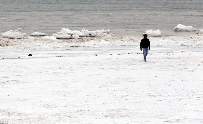 Một hồ nước ở Michigan đóng băng cứng hôm 6/1.