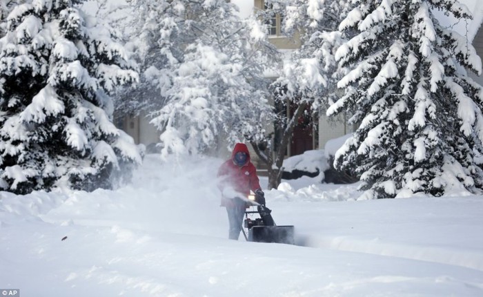 Daryl Daugherty dọn tuyết dầy gần 40 cm trước cửa nhà ở Carmel, Indiana.