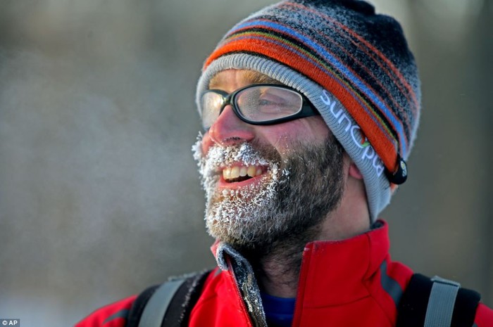 Greg Rohde khi đi làm tại Đại học Minnesota bằng ván trượt tuyết.