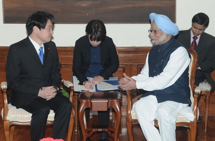 Bộ trưởng Quốc phòng Nhật Bản Itsunori Onodera (trái) và Thủ tướng Ấn Độ Manmohan Singh