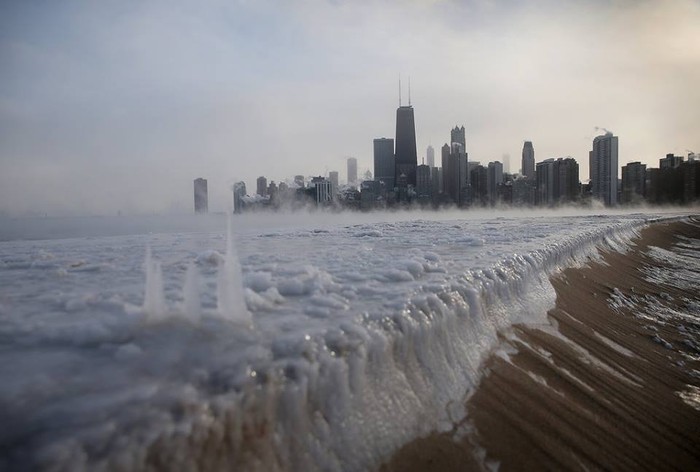 Nhiệt độ thấp kỷ lục khiến bờ biển North Avenue, Chicago, Hoa Kỳ trông không khác gì một công trình nghệ thuật khổng lồ.