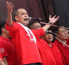 Thủ lĩnh phe "áo đỏ" Jatuporn Prompan kêu gọi biểu tình ủng hộ Thủ tướng.