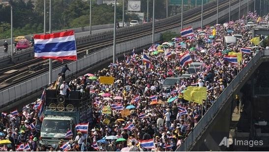 Người biểu tình chống chính phủ Thái Lan tuần hành tại Bangkok hôm 7/1.