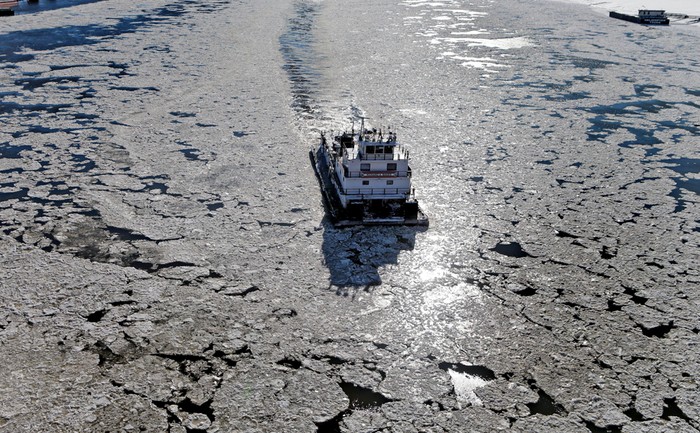 Một chiếc tàu di chuyển trên dòng sông Mississippi bị đóng băng mỏng