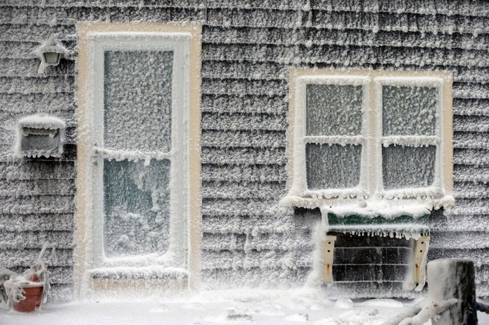 Bên ngoài ngôi nhà bị phủ băng cứng.