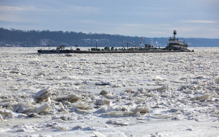 Một chiếc tàu bị kẹt trên dòng sông bị đóng băng cứng.