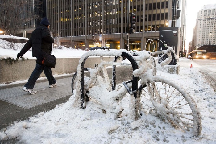 Xe đạp đóng băng trên đường phố ở Chicago.