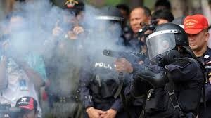 Cảnh sát Thái Lan bắn đạn cao su về phía người biểu tình chống chính phủ trong cuộc đụng độ hồi đầu tháng này.