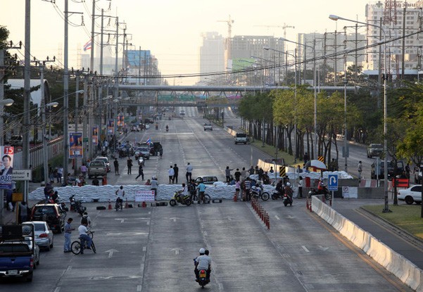 Người biểu tình chặn đường Chaeng Wattana tại Bangkok.
