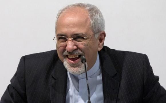 Ngoại trưởng Iran Mohammad Javad Zarif cười rạng rỡ khi công bố với báo chí về việc đạt được thỏa thuận hạt nhân bước ngoặt với phương Tây đổi lấy sự nới lỏng trừng phạt kinh tế tại Trung tâm Hội nghị quốc tế Geneva ở Geneva ngày 24 tháng 11 năm 2013
