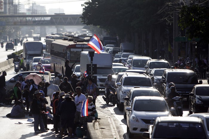 Người biểu tình chiếm các con phố chính ở Bangkok khiến giao thông bị gián đoạn.