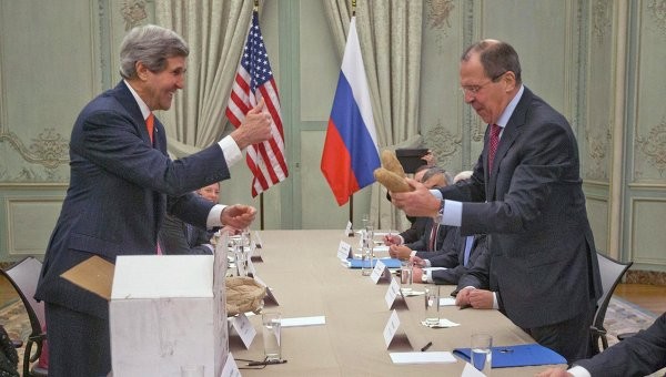 Ngoại trưởng Mỹ John Kerry và ngoại trưởng Nga Sergei Lavrov trong cuộc gặp tại Paris.
