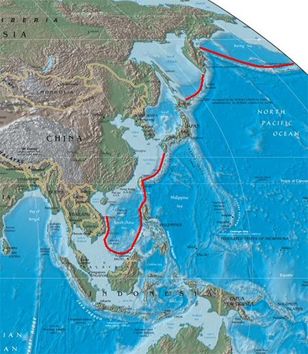 Chuỗi đảo thứ nhất (đường màu đỏ), bao gồm Biển Đông với tên gọi quốc tế là South China Sea và 2 quần đảo Hoàng Sa, Trường Sa của Việt Nam có tên gọi quốc tế Paracel, Spratly.