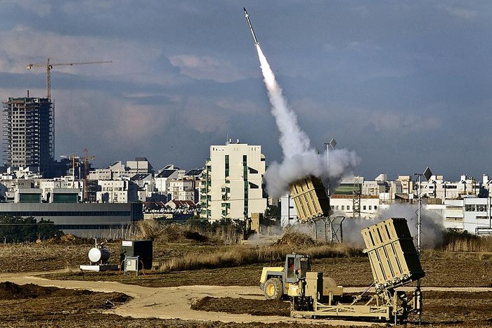 Hệ thống Iron Dome bảo vệ các thành phố của Israel khỏi các cuộc tấn công tên lửa từ Gaza.