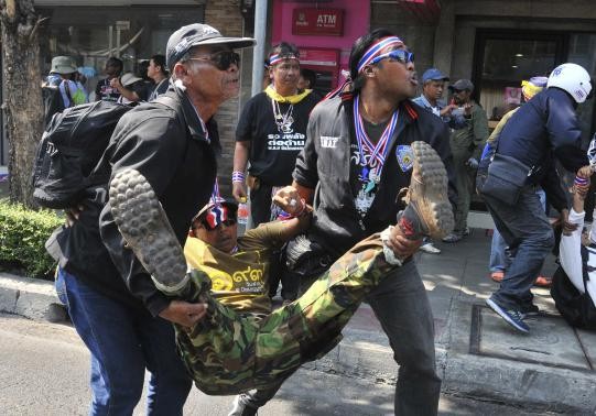 Người biểu tình chống chính phủ Thái Lan khiêng một người bị thương trong vụ đánh bom hôm 17/1.