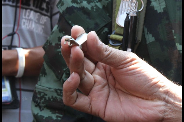 Người lính thấy mảnh vỡ được cho là một phần của một quả lựu đạn M26 ném vào người biểu tình.