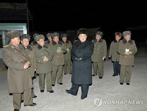 Kim Jong-un thị sát diễn tập nhảy dù trong đêm.