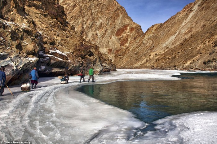 Người Ladakh vượt qua sông băng để đến bệnh viện với xe kéo hành lí.